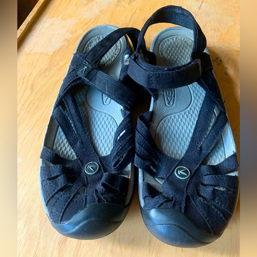 Keen black strapped sandal black sz 9